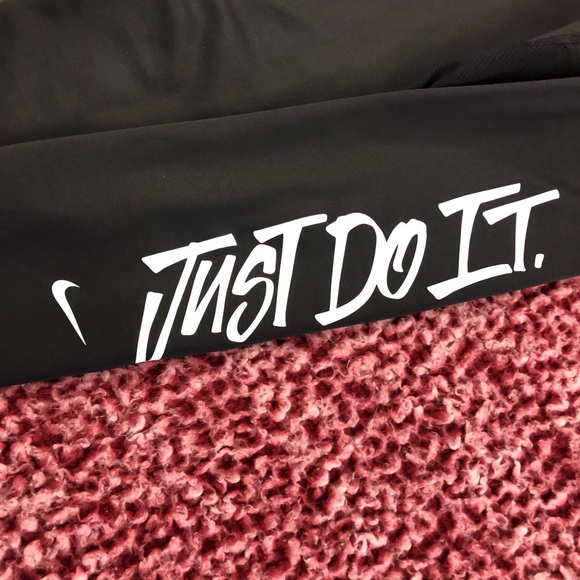 🥳🎉🎊 Host Pick 🥳🎉🎊 - Women’s Nike Capri Leggings - Picture 2 of 4